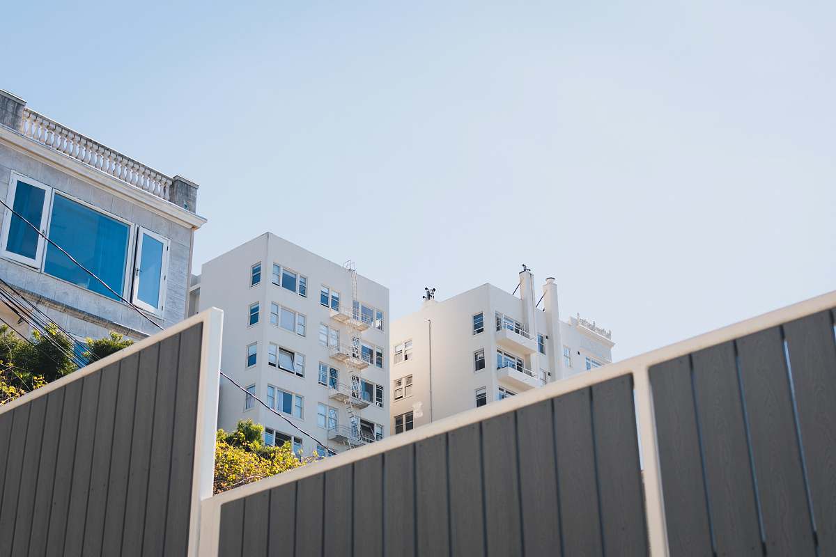 lombard street high-rise white concrete building under blue sky during daytime san francisco